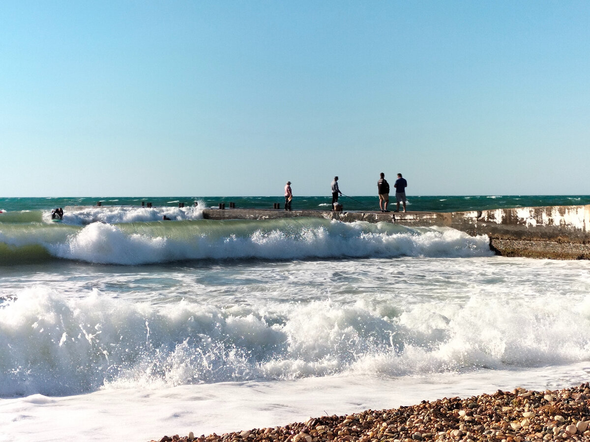 В детстве мы бежали купаться именно на такие волны, прыгать в них с пирса и когда повзрослели ничего не изменилось. Только конечно не в холодную воду.