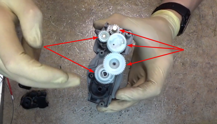 Снимаем указанные шестеренки