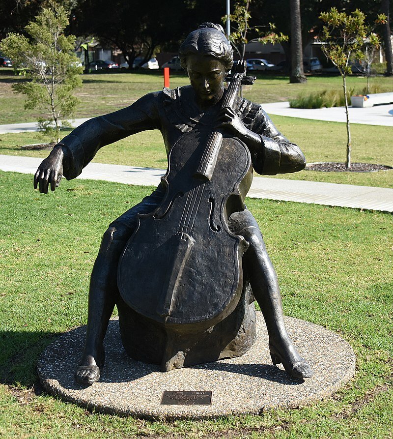 История ее жизни настолько особенная, а ее дар настолько необыкновенный, что ее внезапный трагический уход со сцены не укладывался в сознании людей.-5