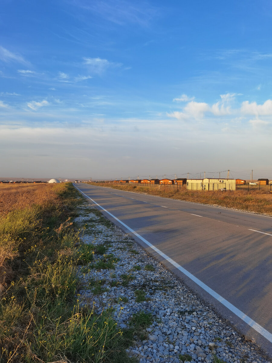 Вдали видны деревянные домики нашей турбазы