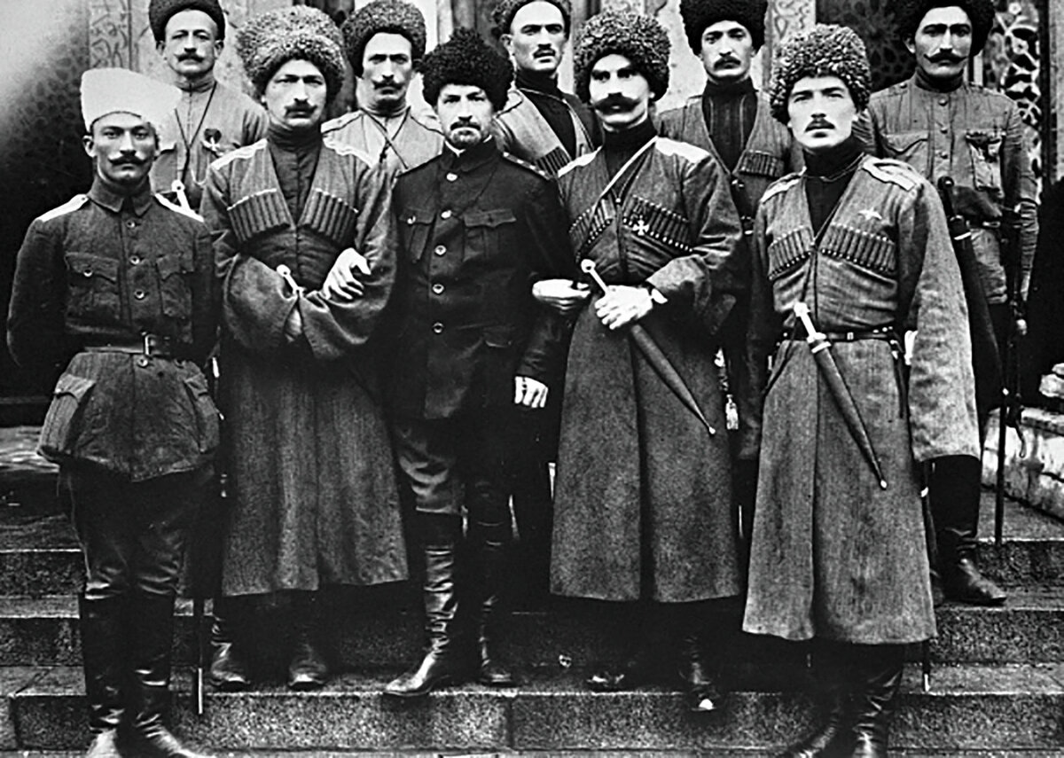 Фото: РИА Новости (офицеры «Дикой Дивизии», 1917 год)