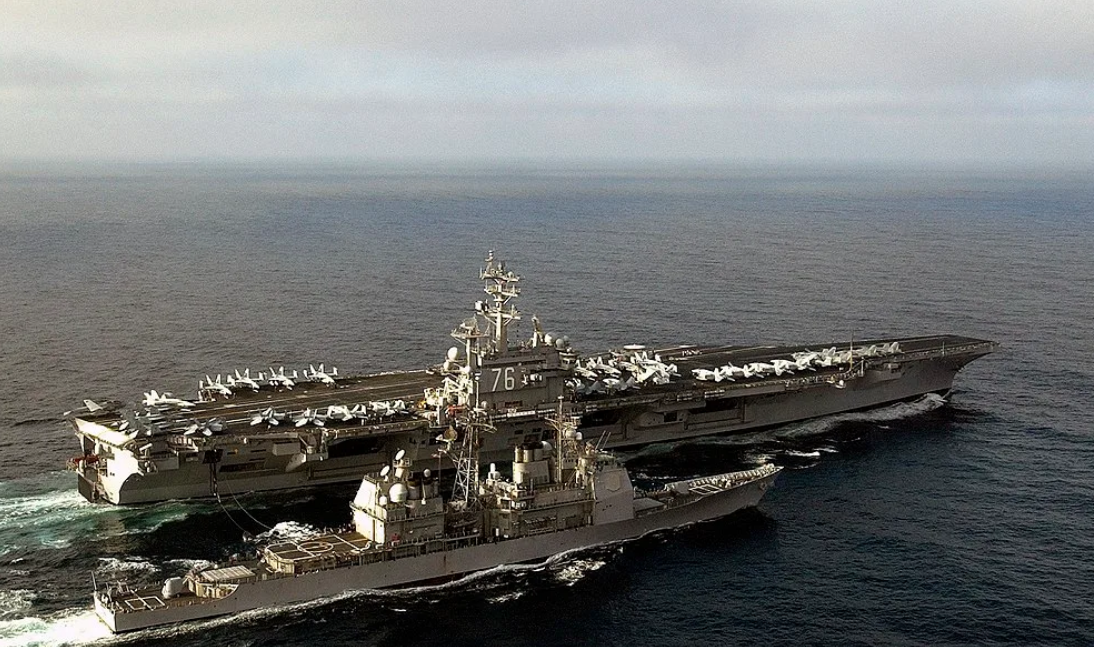 Авианосец "Рональд Рейган и ракетный крейсер типа "Тикондерога" в Южно-Китайском море. Июль 2022 года. Фото Рейтерс.