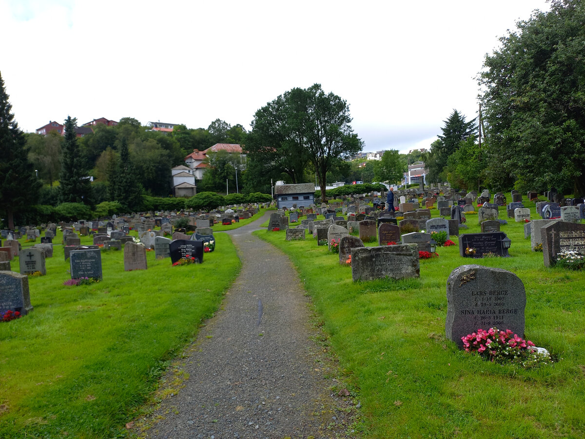 Кладбище при церкви.