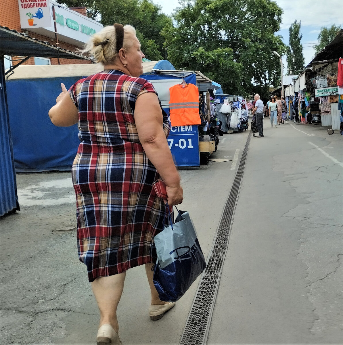 Народ идет "скупляться"