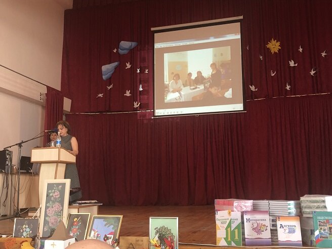 В Степанакертской школе с обучением на русском языке состоялась церемония передачи учебников. Фоторепортаж