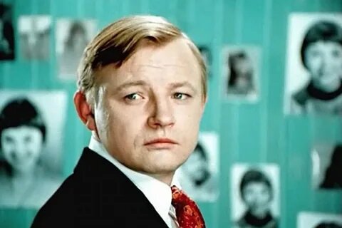 Вспоминая прекрасного актера Михаила Кононова  хочется отметить достойные внимания личностные качества этого умного, честного, скромного и очень замкнутого человека. Судьба наградила его необычной внешностью с лицом вечного ребенка и  одновременно очень сильного, волевого человека. Гордо неся по жизни свой профессионализм и работа в профессии – это всегда пример и осознанный выбор, например, не за материальный достаток в однотипных сюжетах фильмов 90-х годов. С детских лет знакомый персонаж добряка пирата в культовом фильме для подростков времен перестройки «Гостья из будущего». И величавый образ истинного Учителя страны в фильме: «Большая перемена». Гордость за выбранную профессию педагога зарождалась в сердцах девчонок и мальчишек многих поколений. Прописанный персонаж  обозначил не только осознания выбранного пути служения людям через педагогику, такую непонятную многим, но в долгосрочной перспективе воспитания и формирования личности не только детей, но и взрослых. Раскрытия сильных сторон учеников, даже взрослых по возрасту и коллег-педагогов. Готовность жертвовать собой во всех жизненных смыслах становится понятным всем участникам педагогического процесса. Большая радость и память о таком талантливом актере, который вложил в нас силу и уверенность, что данная профессия одна из самых лучших и важных в социуме. На данном образе выросла и я сама. Для моей мамы этот фильм был один из самых любимых, и хочется вспомнить этот факт в год памяти о ней,  по случаю Юбилея, т.к. она  вложила в души своих учеников не только любовь к предмету, но и умение всегда честно и гордо идти по жизни. 
Сам актер  признал  свою лучшую роль  в киноленте своей жизни,  представленный им образ монаха Фомы в драме Андрея Тарковского «Андрей Рублев».  В последнем фильме - сериале: «В круге первом» Инна Чурикова  говорила: «Миша говорил там так, что каждое его слово пронзало сердце, но, к сожалению, никто из кинокритиков не заметил и не отметилэто… 
Получается, что прожил, как по Станиславскому – честно, правдиво и в соответствии с предлагаемыми обстоятельствами». 
К просмотру предлагается фильм: «Большая перемена». Всех с праздником - 1 сентября.

