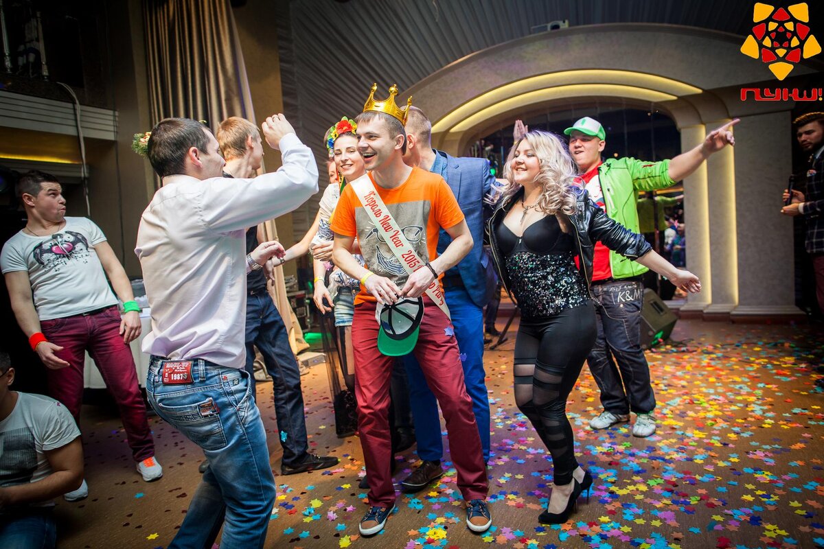 Празднуют новый год. Новый год корпоратив дешевый. Корпоративный новый год в ресторане. Корпоративный новый год в ресторане. Новогодний.