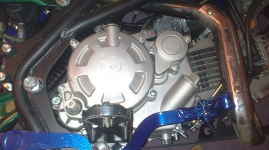 Корзина сцепления двигателей питбайков – довольно-таки ненадежный узел и достаточно часто требует демонтажа, полной или частичной замены.