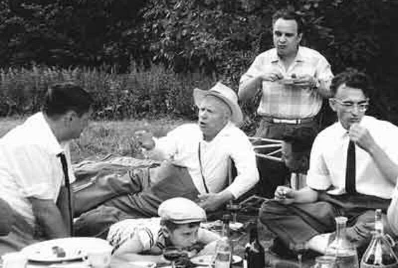 никита хрущев на даче. н с хрущев на пенсии. хрущев никита петрово дальнее. никита сергеевич хрущев на даче. хрущев после отставки.