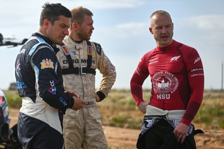    Сергей Карякин (слева на фото) сообщил, что его не допускают до участия в «Дакаре-2023» без письменного заявления об осуждении специальной военной операции России на Украине