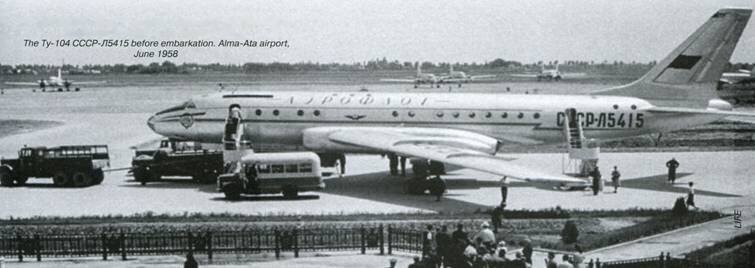 Ту-104 СССР-Л5415 перед посадкой пассажиров. Аэропорт Алма-Ата, июнь 1958 г.