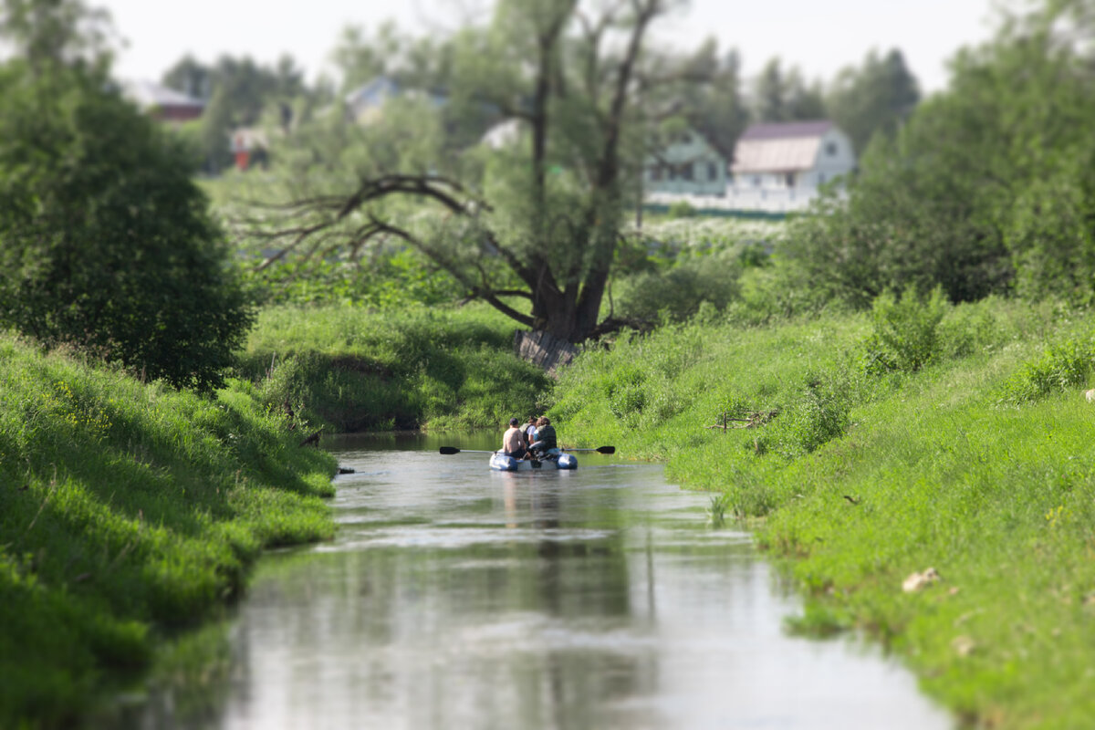 Жители Вельга парка уплывают от суеты по реке Нудоль 