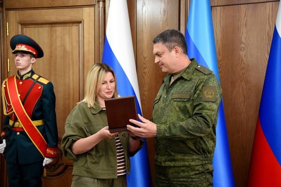     Звезды Героев ЛНР Леонид Пасечник передал на хранение родным погибших. Фото: АГ ЛНР