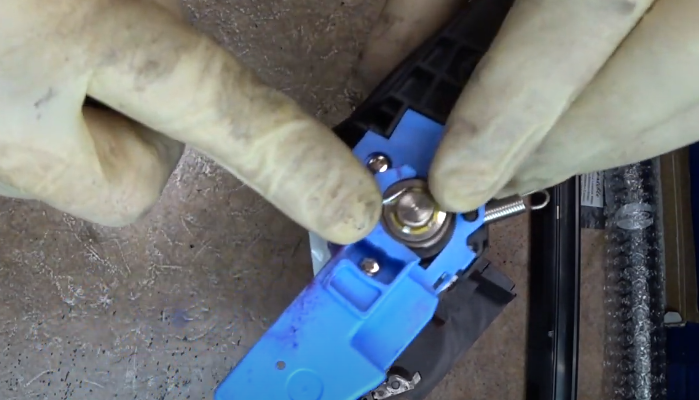 Фото 38. Ракель не поврежден, поэтому мы его не снимаем. Кроме винтов ракель еще приклеен на силиконовый герметик. Мастер показывает его на фото