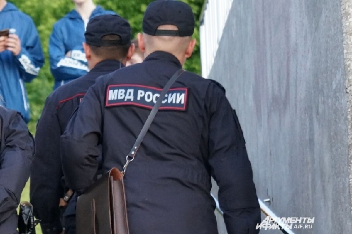    В Пермском крае мужчина угрожал пистолетом продавцу продуктового магазина