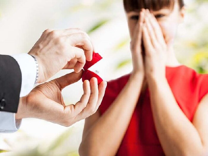 Фото Мужчина протягивает помолвочное кольцо. Предложение выйти замуж.