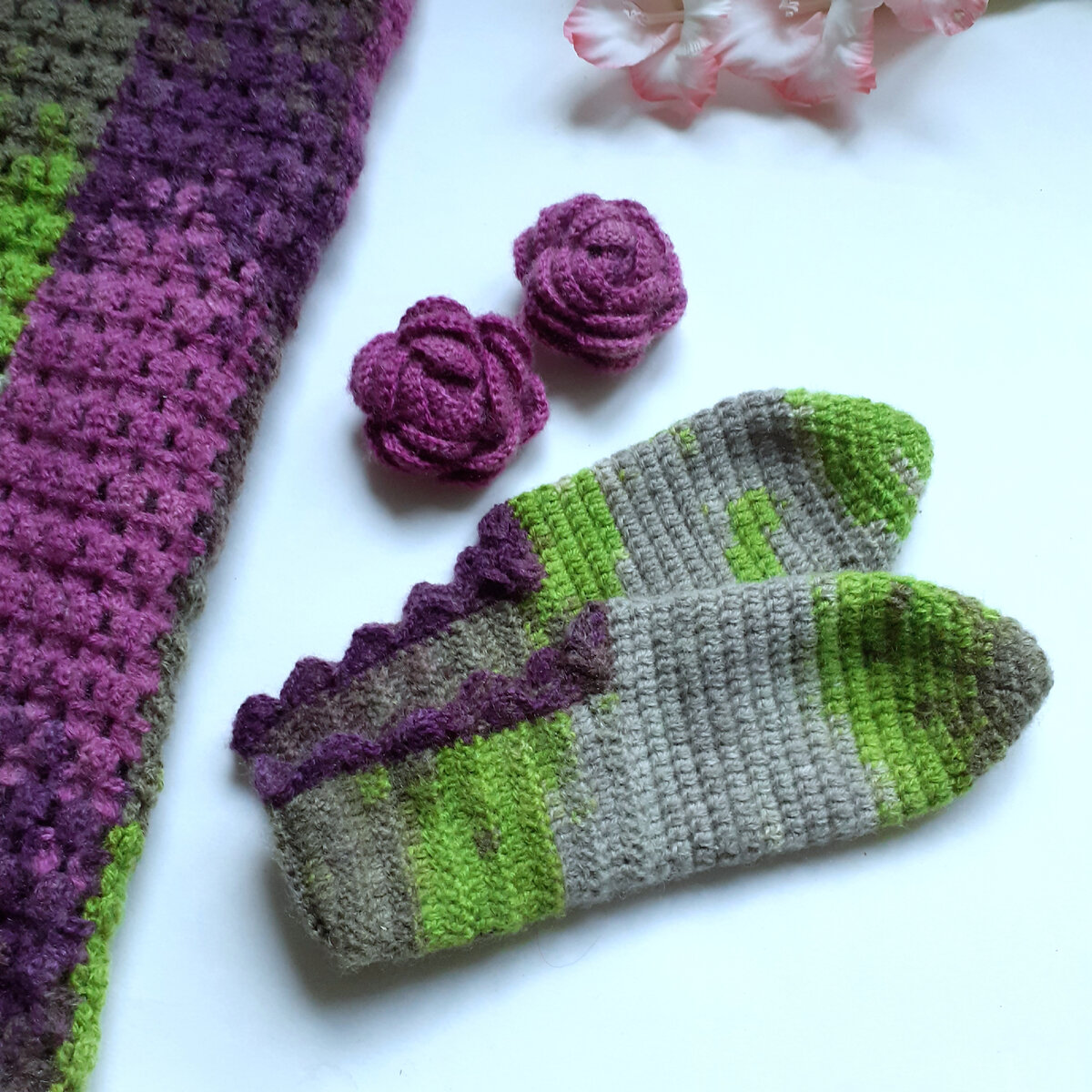 На ногах фото ниже...