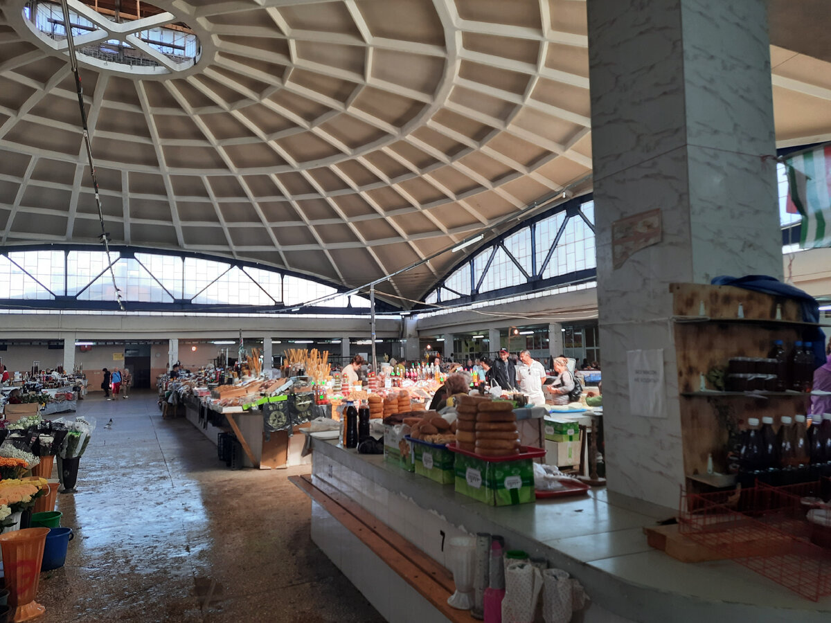 В крытом павильоне рынка