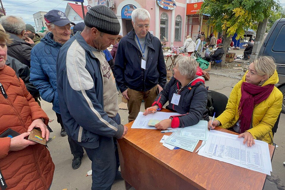     Со стороны и не скажешь, что сейчас эти люди своими руками маленькой галочкой в клетке творят настоящую Историю Александр КОЦ