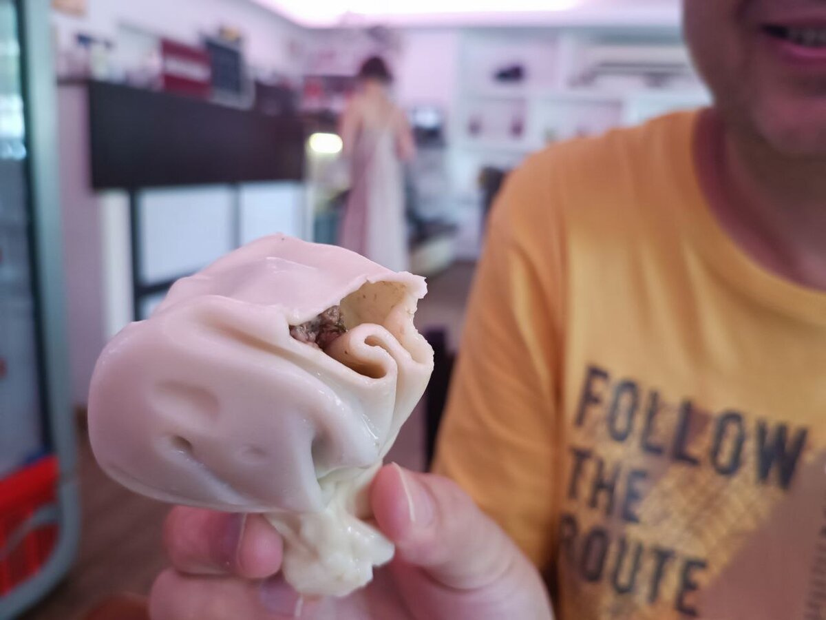 Хинкали надо есть так: берешь за «хвостик», надкусываешь «мешочек» и выпиваешь из него бульон, потом съедаешь всё, кроме «хвостика». 