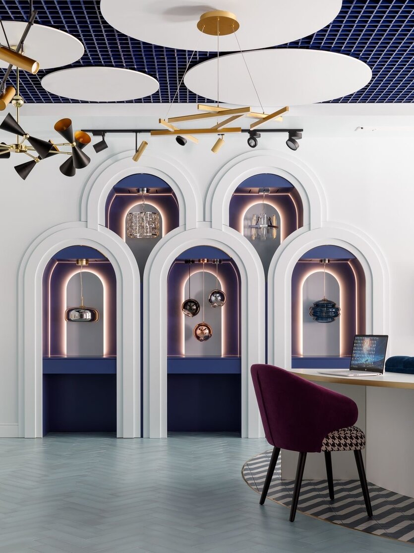 «Самым сложным моментом в реализации,наверное, была мебель для демонстрации различного рода светильников, — отмечаетАнна Тюленева. — Необходимая функциональность должна была дополнятьсясложностью форм выбранного стиля. Множество арок, полукругов, овалов в мебелисоседствует с возможностью адаптировать каждый сегмент при сменеэкспозиции».