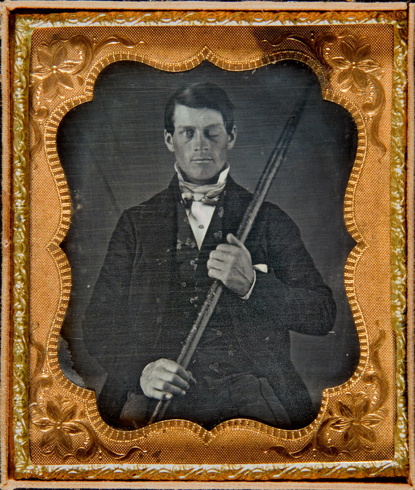 Первый известный портрет Финеаса Гейджа. Коллекционеры Джек и Беверли Уилгус (Wilgus) не подозревали, что уже больше 30 лет владеют дагеротипом знаменитого американца. Они выложили фото в интернет, и комментаторы предположили, что на картине — Гейдж. Исследования показали, что пользователи оказались правы.