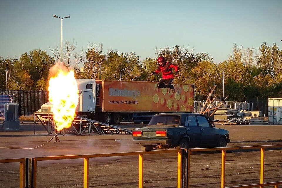     Каскадеры около стадиона "Ростов Арены" показали самые экстремальные трюки. Фото: предоставлено Алексеем ГРИГИНЫМ.