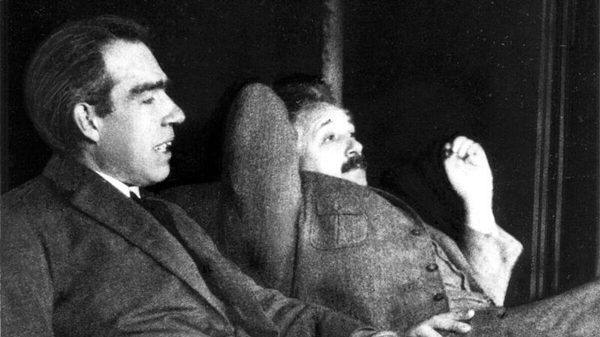    Нильс Бор с Альбертом Эйнштейном дома у Пауля Эренфеста в Лейдене (декабрь 1925)CC0 / Paul Ehrenfest /
