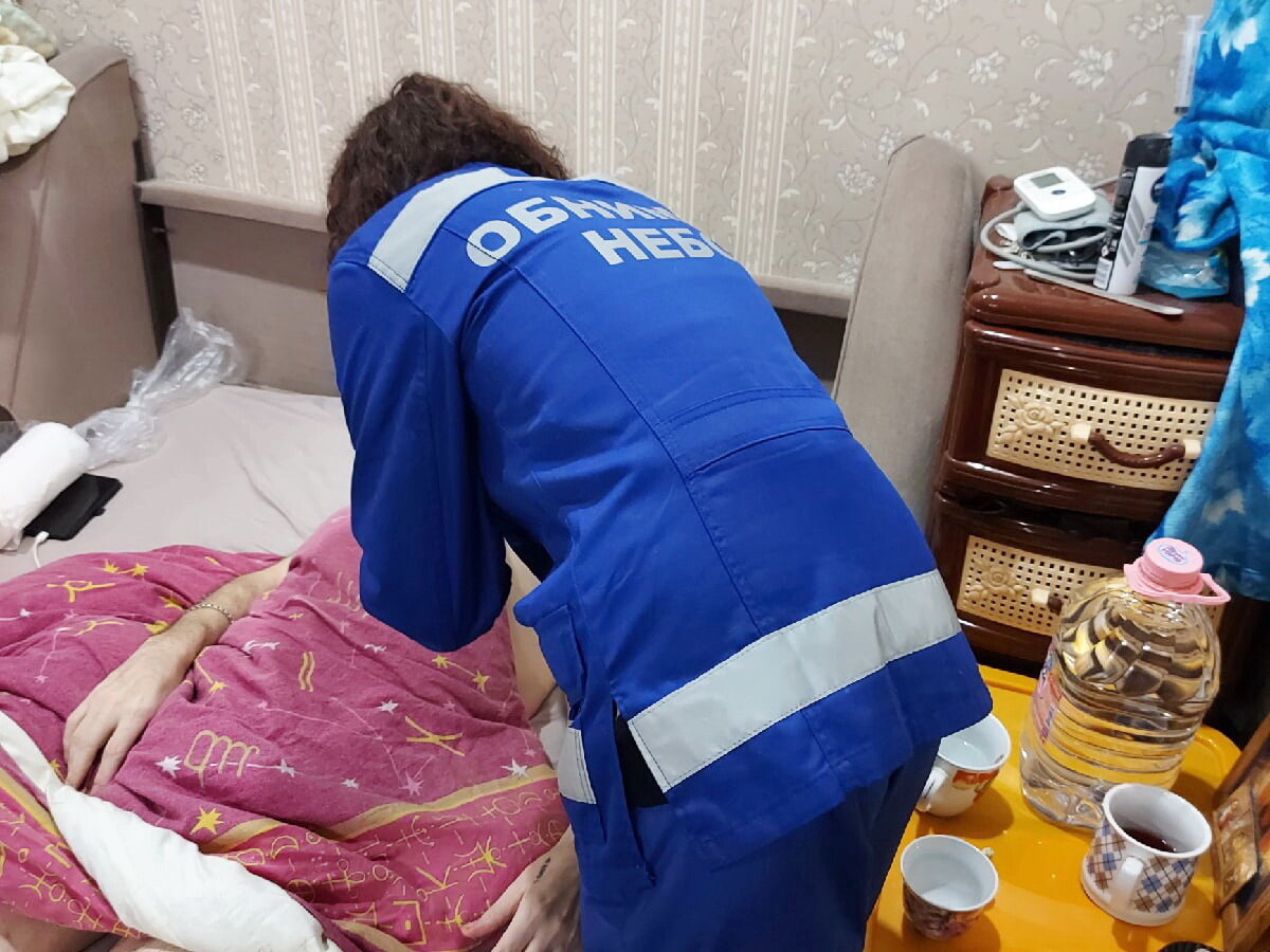 Врач фонда Наталья Юрьевна осматривает пациента