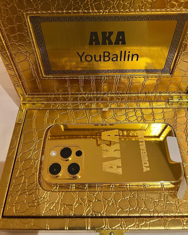     Золотой iPhone, подарок Мендесу от шейхов.