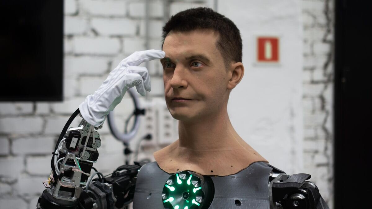    Отладка человекоподобного робота Robo-C в цехе компании по производству роботов "Промобот" в Перми© РИА Новости / Григорий Скворцов