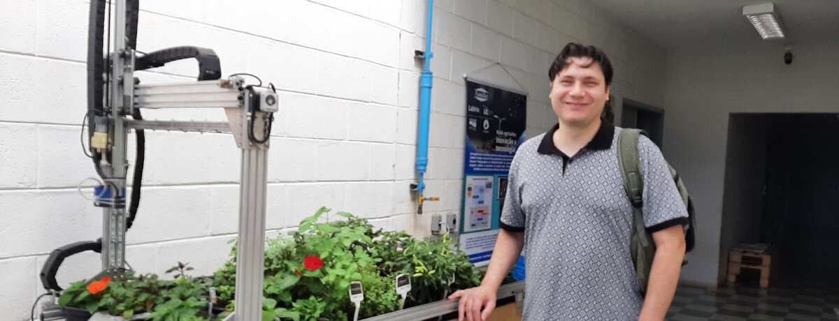 Элио рядом с грядкой профессора Клаудио.