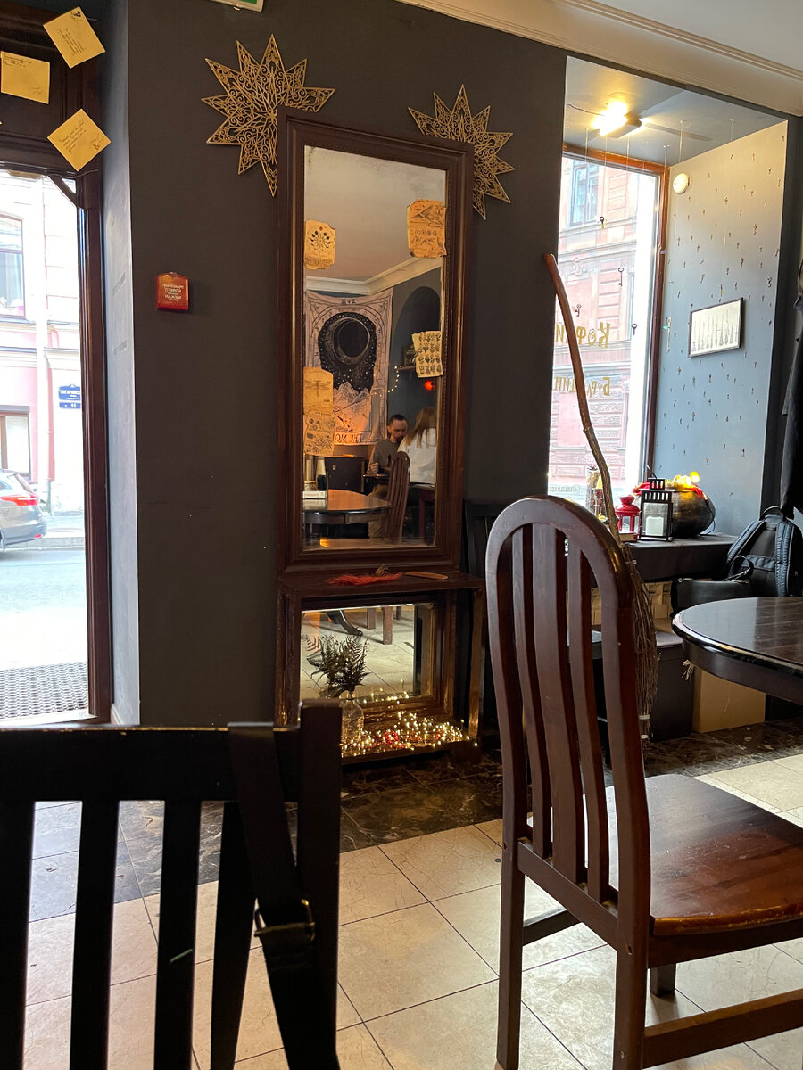 Здесь праздник никогда не заканчивается ©Аглая Ненаглей