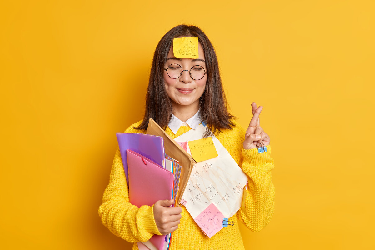 <a href="https://ru.freepik.com/free-photo/pleased-asain-female-student-believes-in-good-luck-at-exam-stands-with-eyes-closed-and-fingers-crossed-believes-dreams-come-true-stuck-with-papers-holds-folders_14257350.htm#query=%D1%80%D0%B0%D0%B1%D0%BE%D1%82%D0%B0&position=23&from_view=search&track=sph">Изображение от wayhomestudio</a> на Freepik