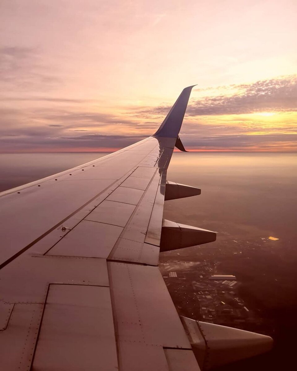 Где-то в небе какой-то самолет