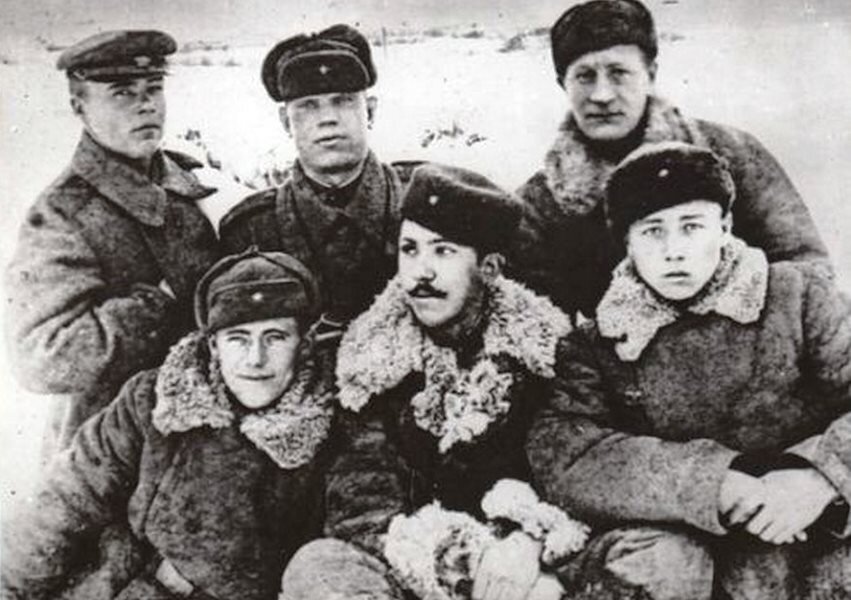 Юрий Никулин (в центре) с однополчанами 