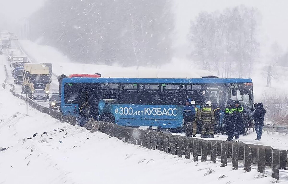 В ДТП в Кемеровской области с участием автобуса погибли пять человек | ТАСС  | Дзен