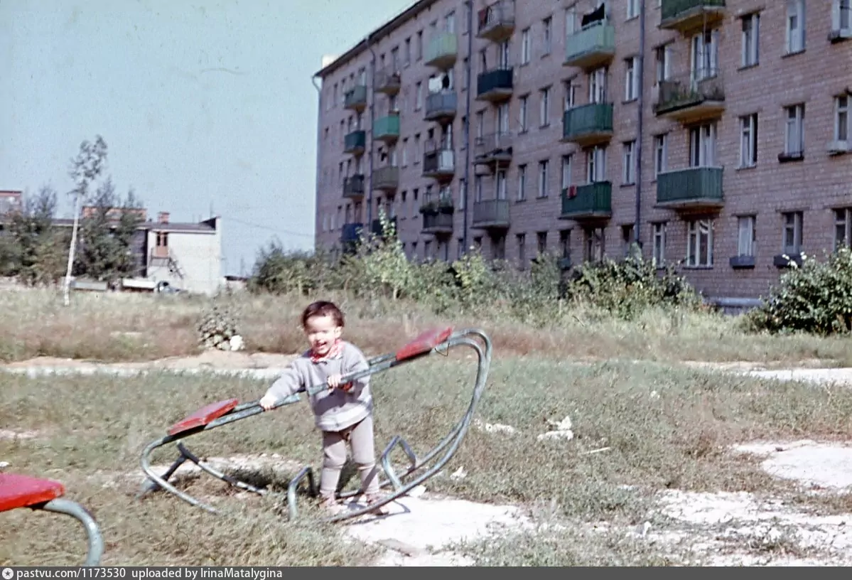 Детская площадка между домами №№ 3 и 5 по Криворожской улице 1969 г. Автор: Андерс Борис.
