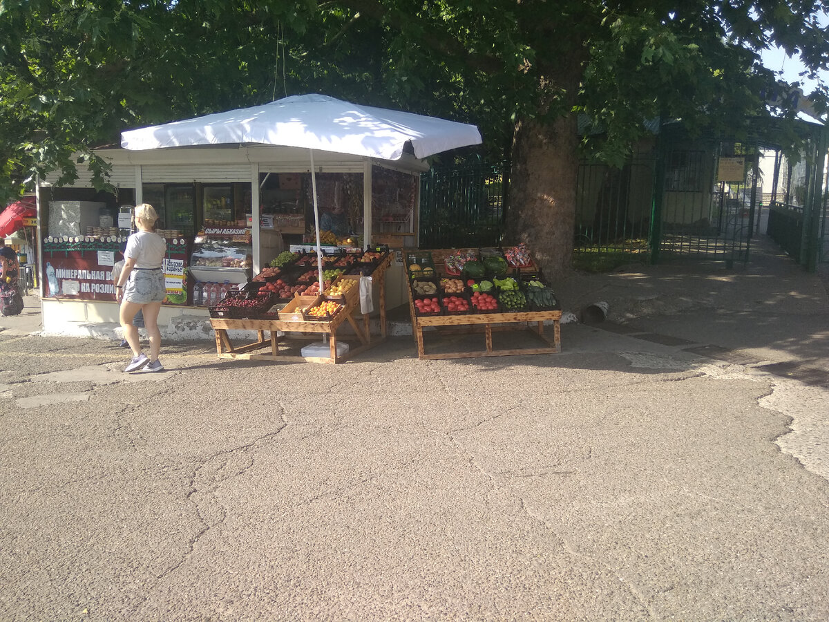 Один из ларьков с фруктами