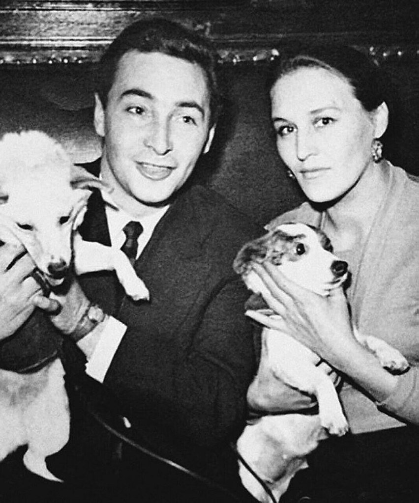 Вячеслав Тихонов и Нонна Мордюкова с космическими собачками-первопроходцами Белкой и Стрелкой. Москва, СССР, 1960 год.