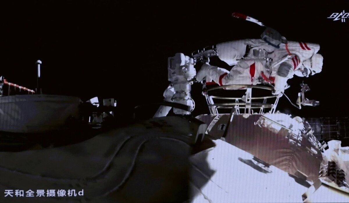 Выход в открытый космос был в новом скафандре следующего поколения. Фото: Weibo