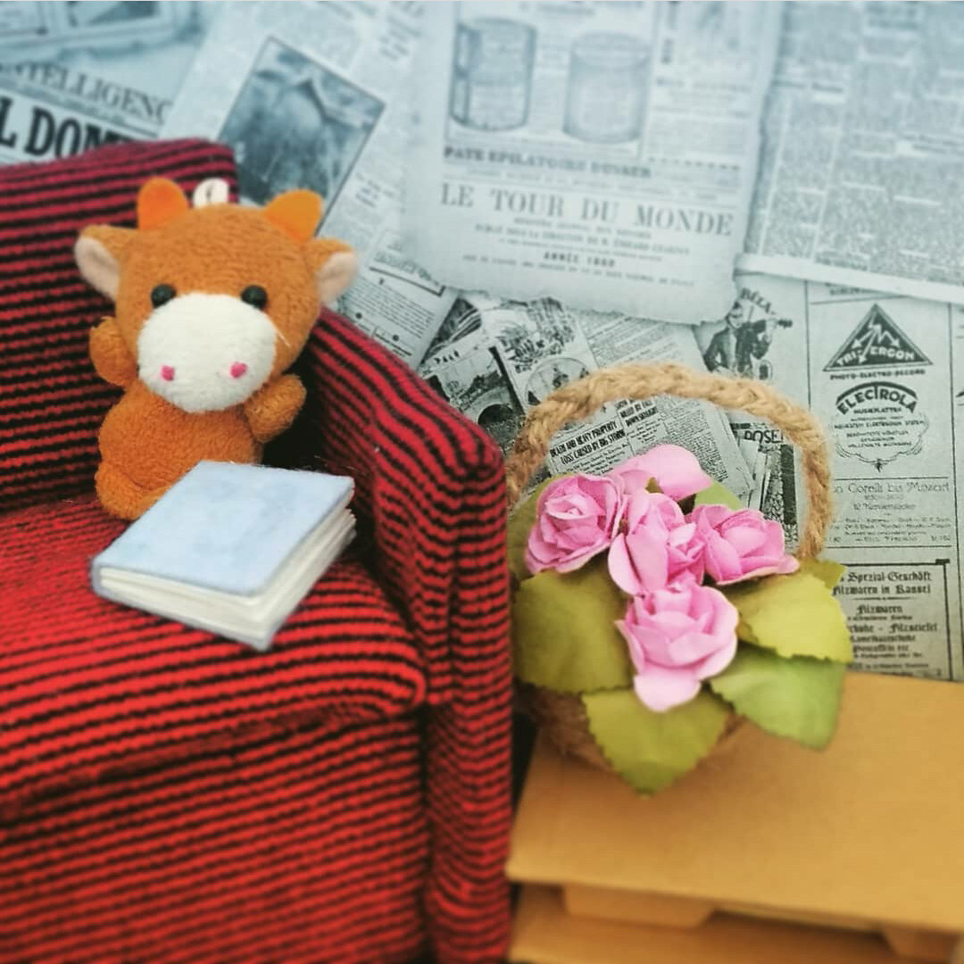 Первая попытка скрафтить кресло) Я не продумала момент с подлокотниками, но с определенного ракурса использовать все же можно. А вот милую коровку я отыскала в игрушках у ребенка