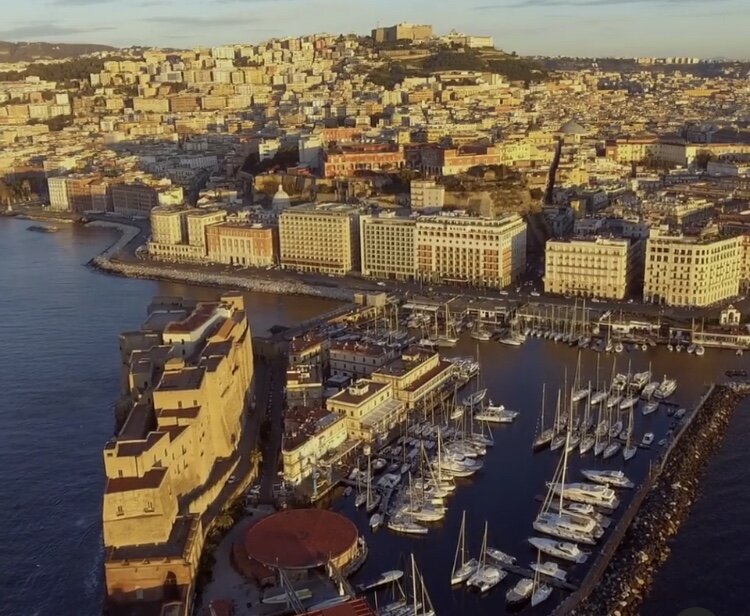 Италия жила и живёт производством итальянской мебели, пошивом и производством одежды, сельско-хозяйственной отраслью, гостеприимством. Все эти отрасли непосредственно связаны с туризмом и международными связями (Фото автора)