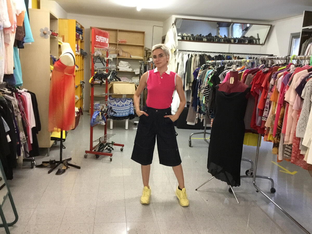 Кристина в бермудах из темно-синего джинса (за 2 евро) с высокой линией талии и футболкой от Hollister за 3 евро. Футболка почти новая. Вообще, в Италии даже хлопчатобумажные футболки (если они от знаменитых марок) принято носить в химчистку и потому они долго сохраняют хороший вид.