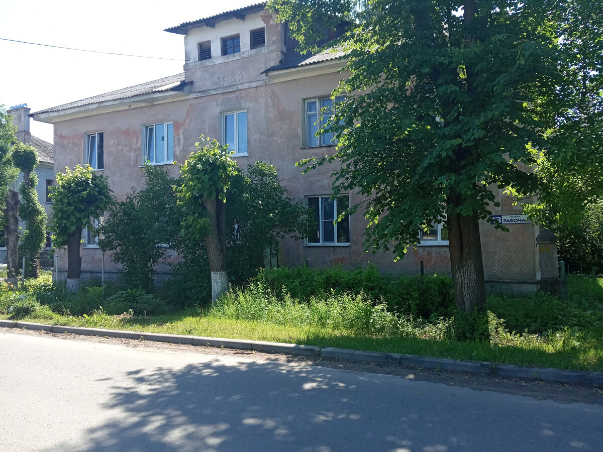 Фото автора: на втором этаже второе окно слева той комнаты, где проживала моя семья