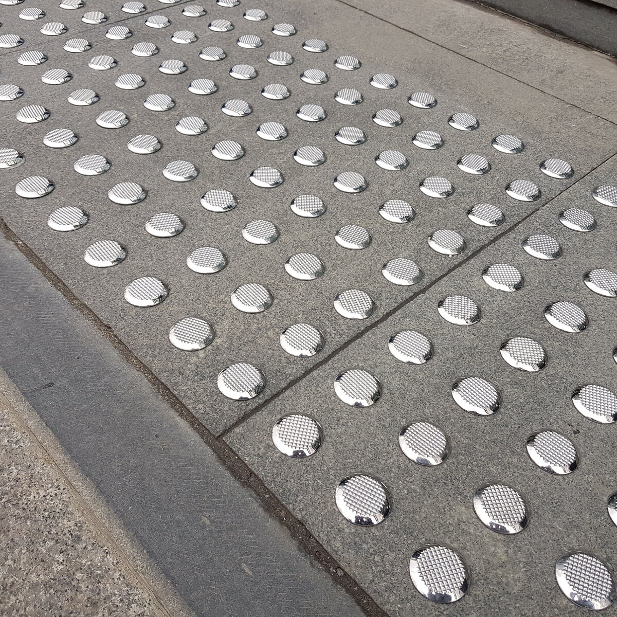 Тактильные индикаторы из нержавеющей стали