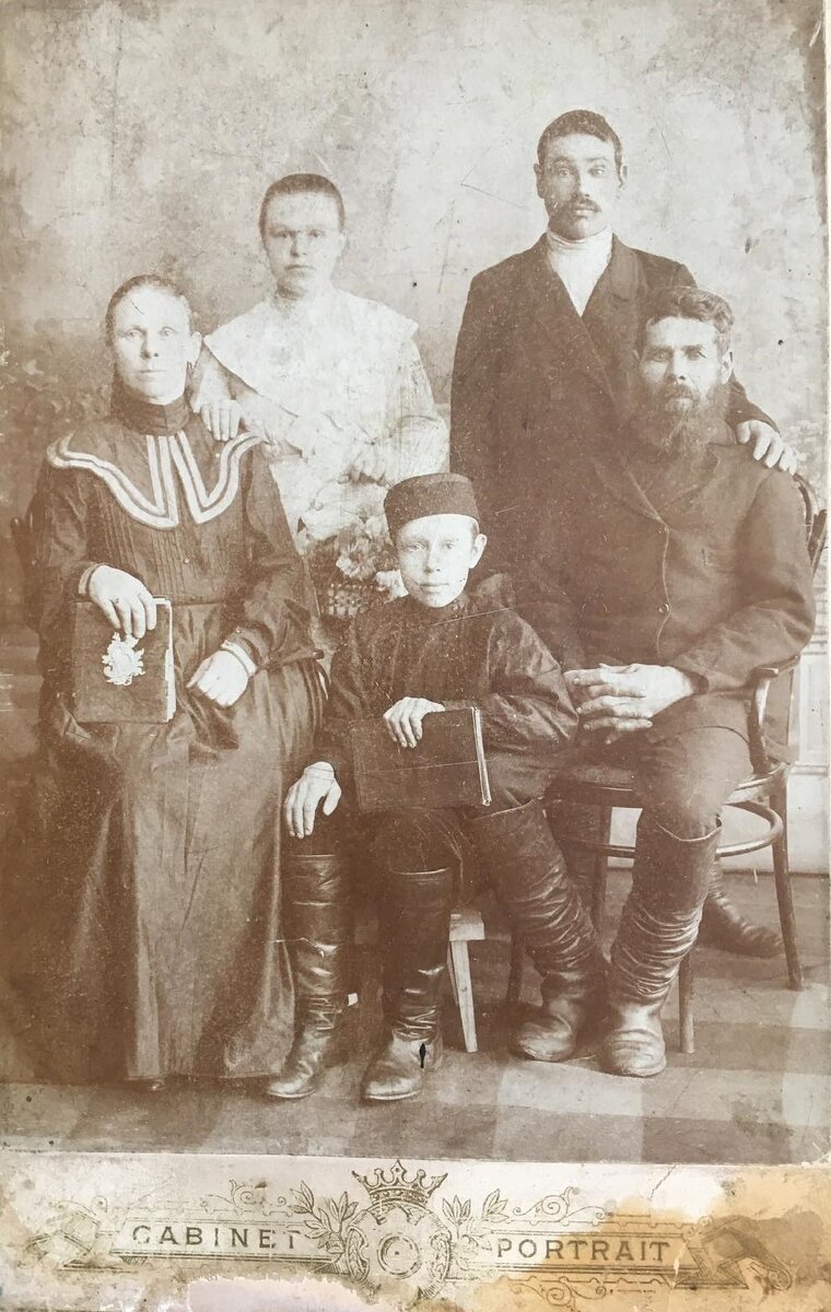 Семья Язовых, ст. Некрасовская, Керкира, Таисия, Петр, Павел, Василий Язовы, 1905 г. 