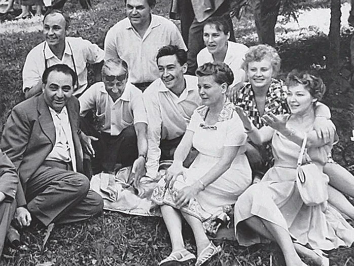 Лия Ахеджакова и Инна Чурикова дружны еще с юности, в начале 60-х годов они вместе работали в Театре Юного Зрителя. Между ними никогда не было соперничества.-5