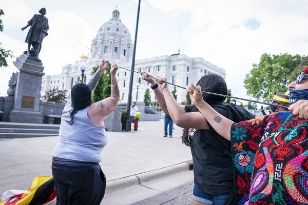 Миннесота, США. Американки сносят памятник Христофору Колумбу