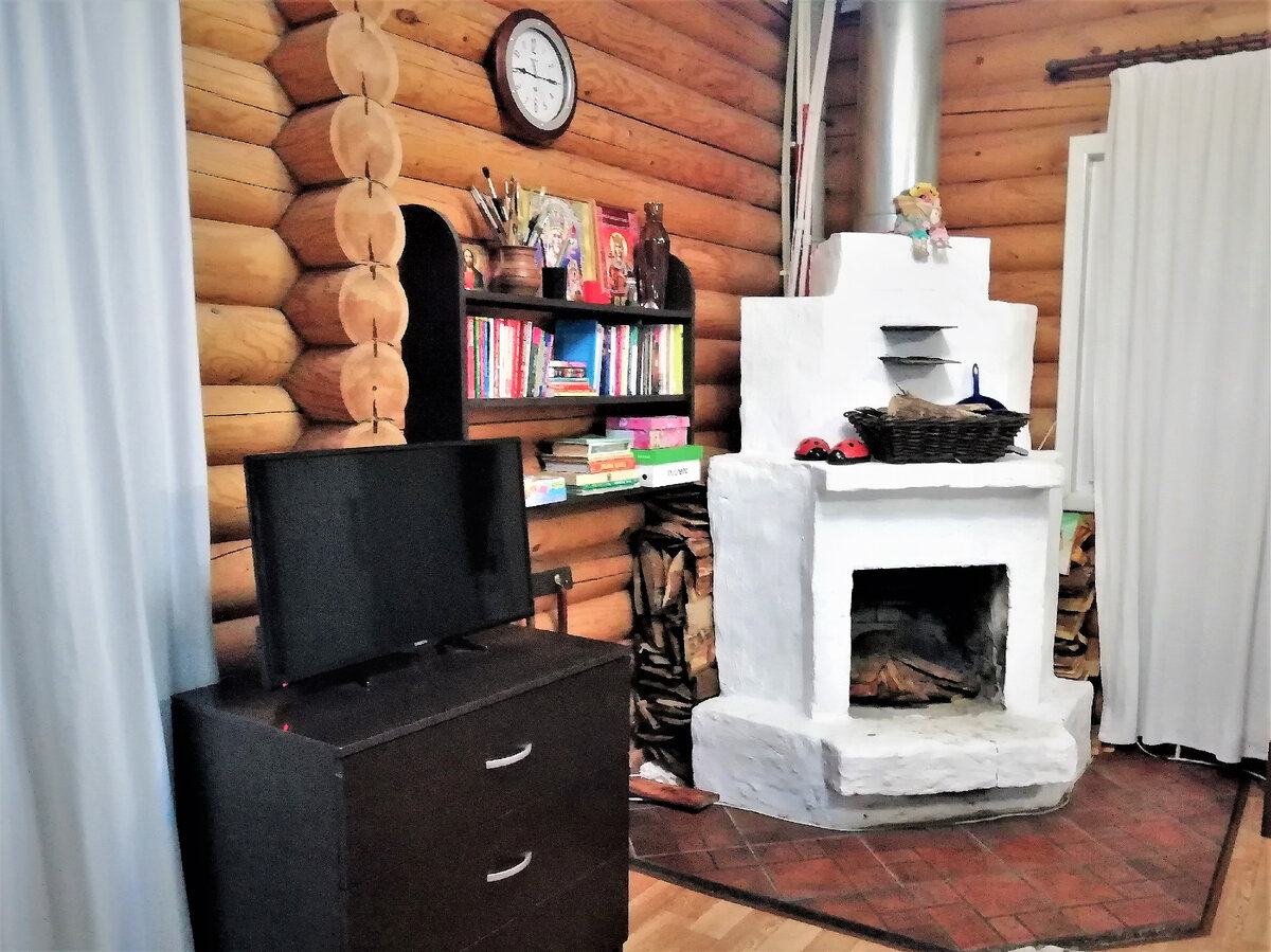 Раньше телевизор стоял на комоде